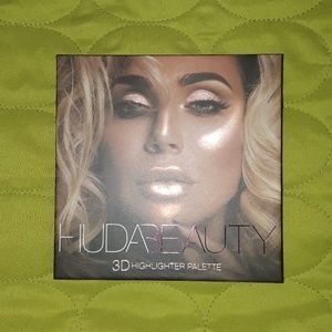 HUDA BEAUTY 3D Highlighter Palette- Pink Sands